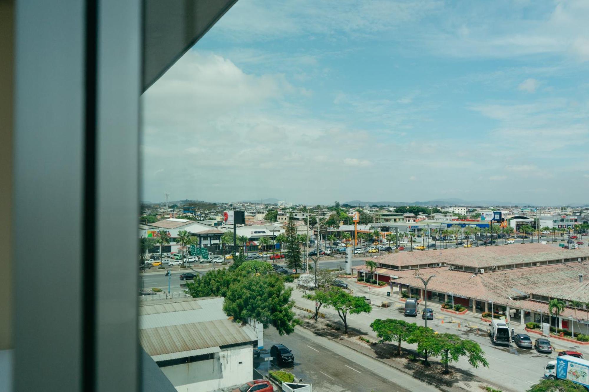 Holiday Inn Guayaquil Airport By Ihg Ngoại thất bức ảnh View of the city from the hotel