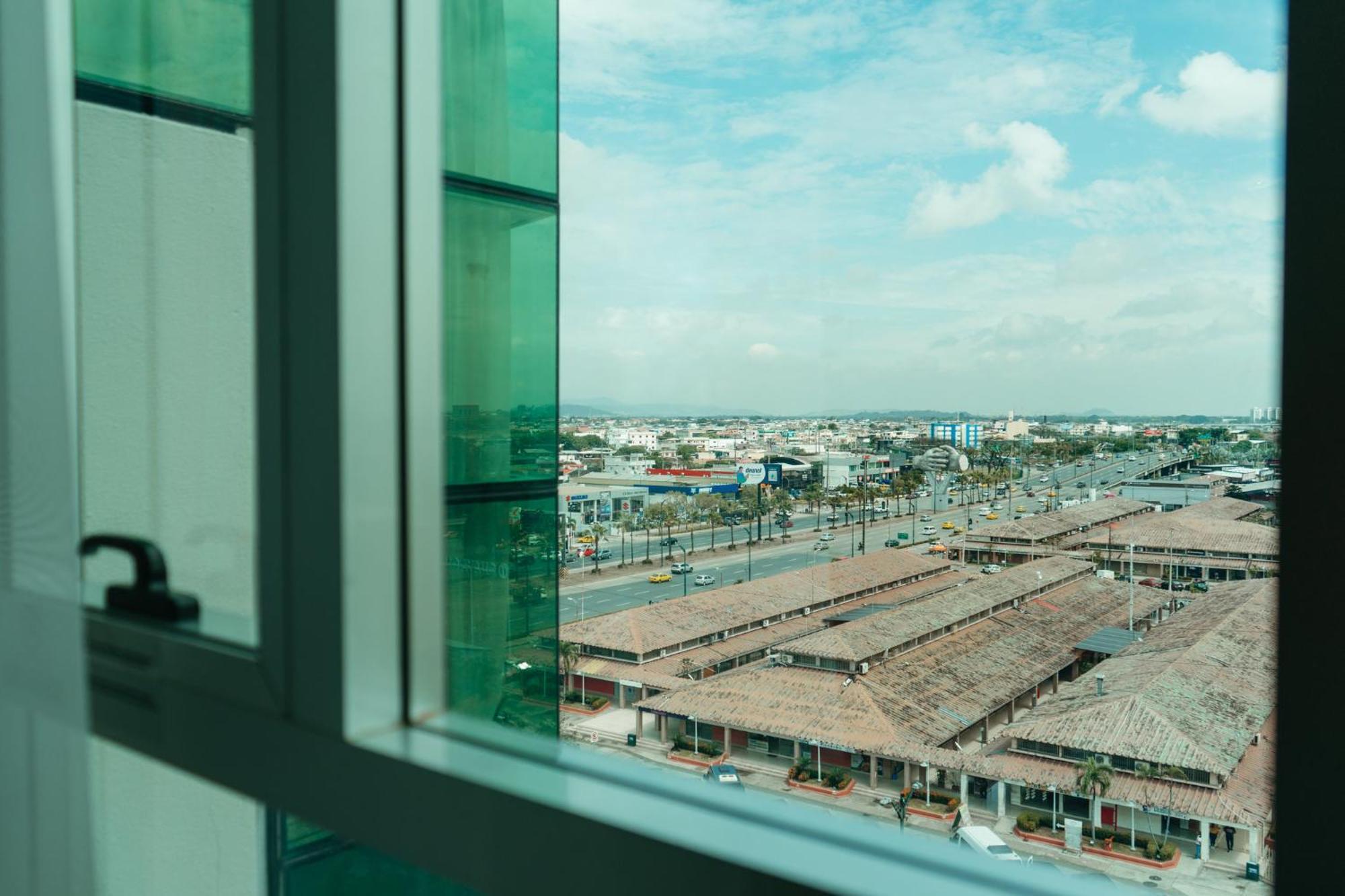 Holiday Inn Guayaquil Airport By Ihg Ngoại thất bức ảnh View of the airport from the hotel