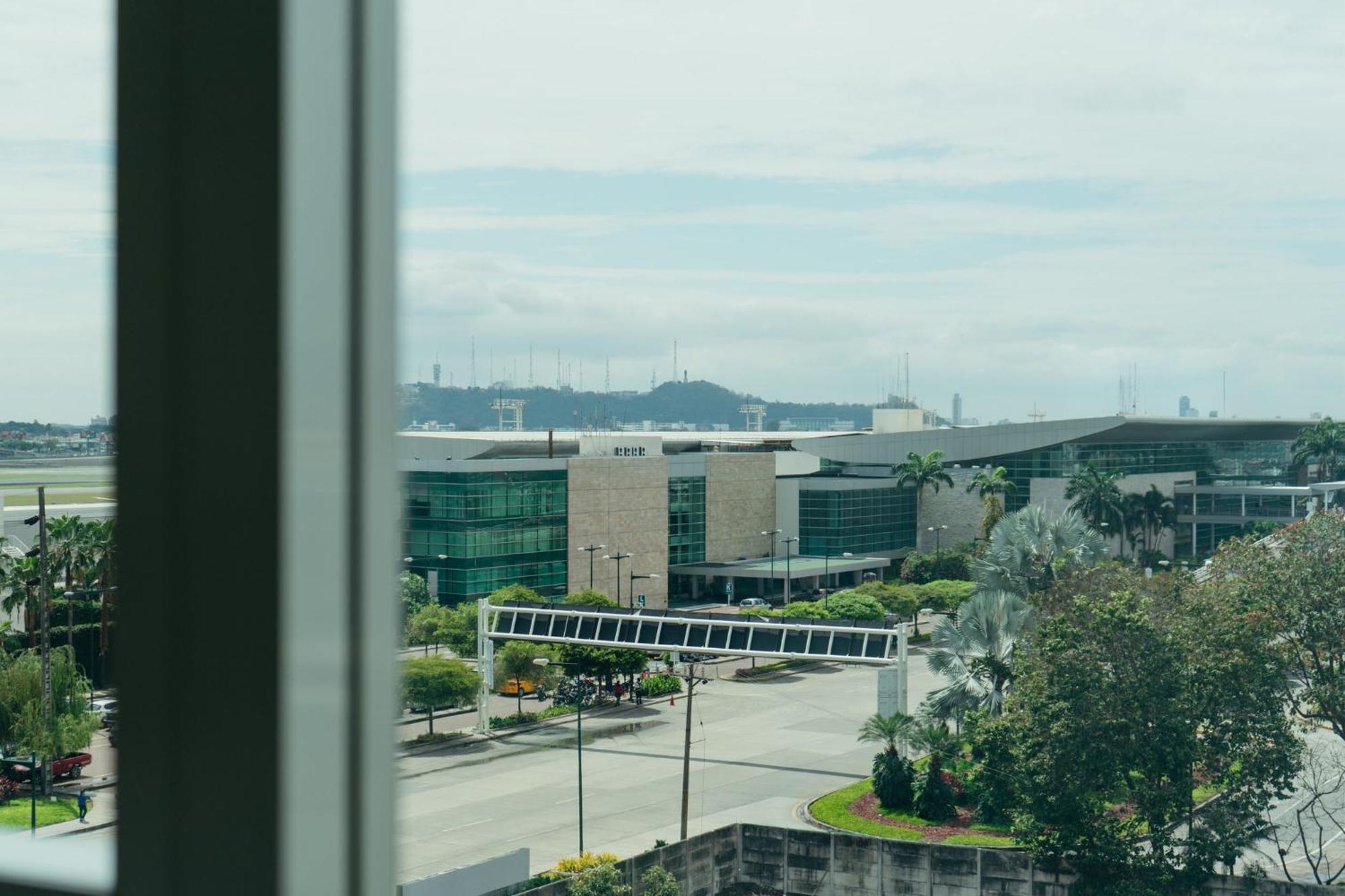 Holiday Inn Guayaquil Airport By Ihg Ngoại thất bức ảnh View of the airport from the nearby hotel