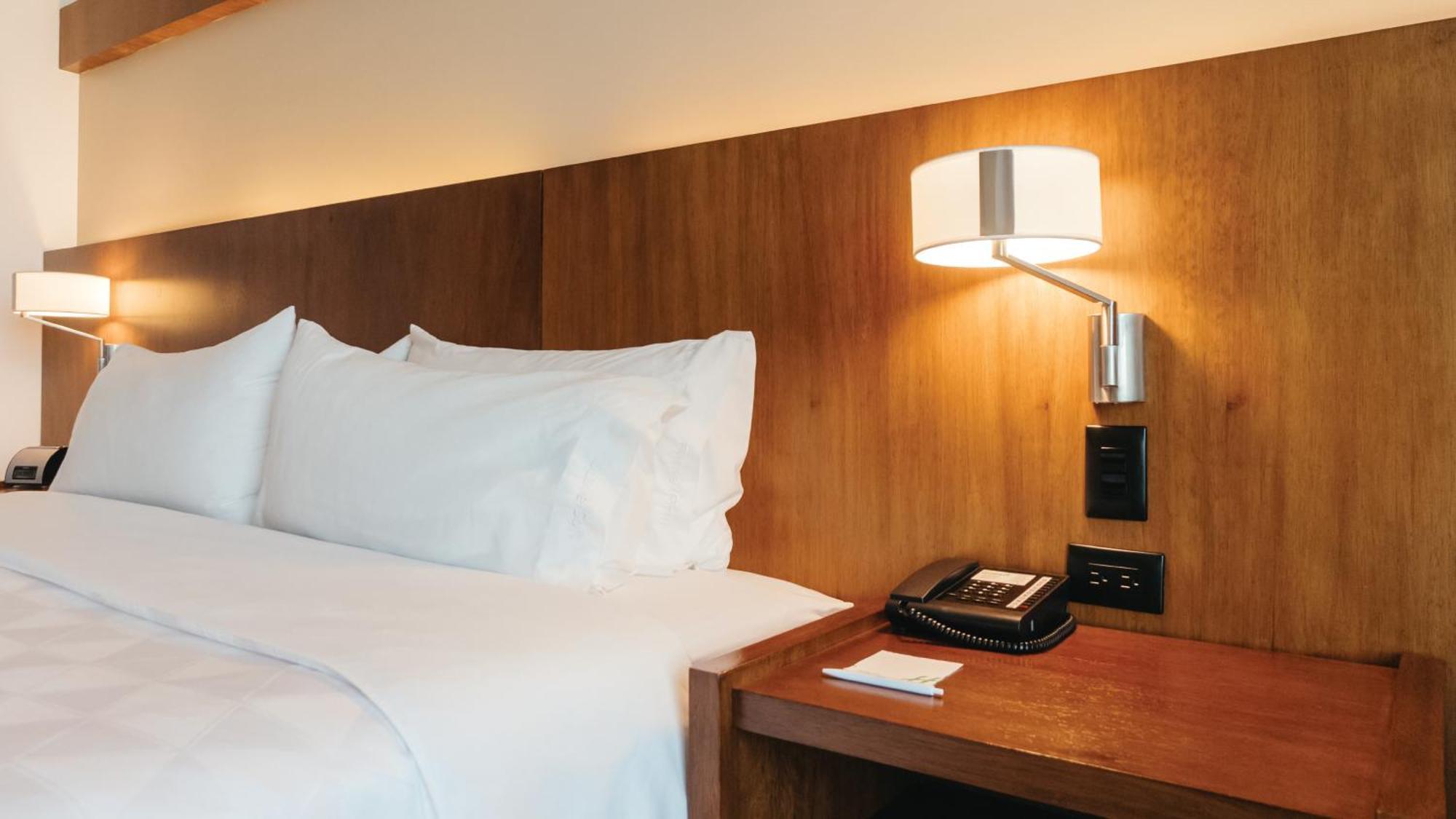 Holiday Inn Guayaquil Airport By Ihg Ngoại thất bức ảnh A wall-mounted light