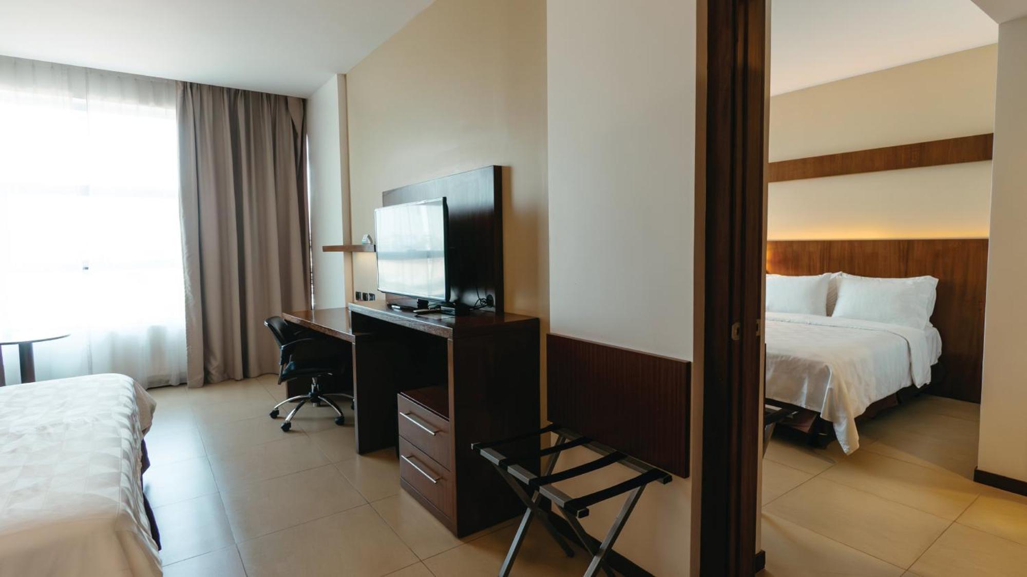 Holiday Inn Guayaquil Airport By Ihg Ngoại thất bức ảnh A suite at the hotel