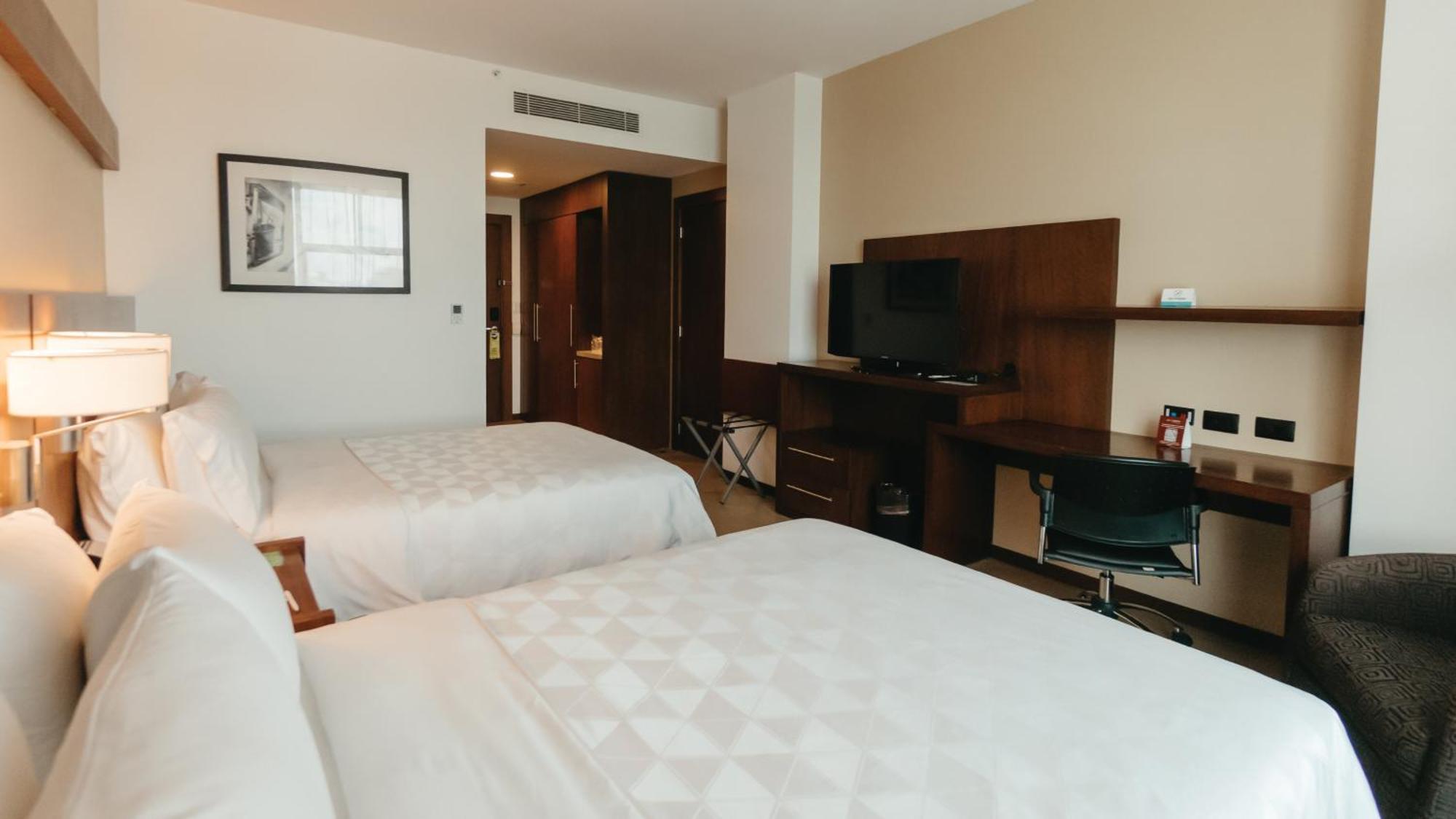 Holiday Inn Guayaquil Airport By Ihg Ngoại thất bức ảnh A room at the Hilton London Heathrow
