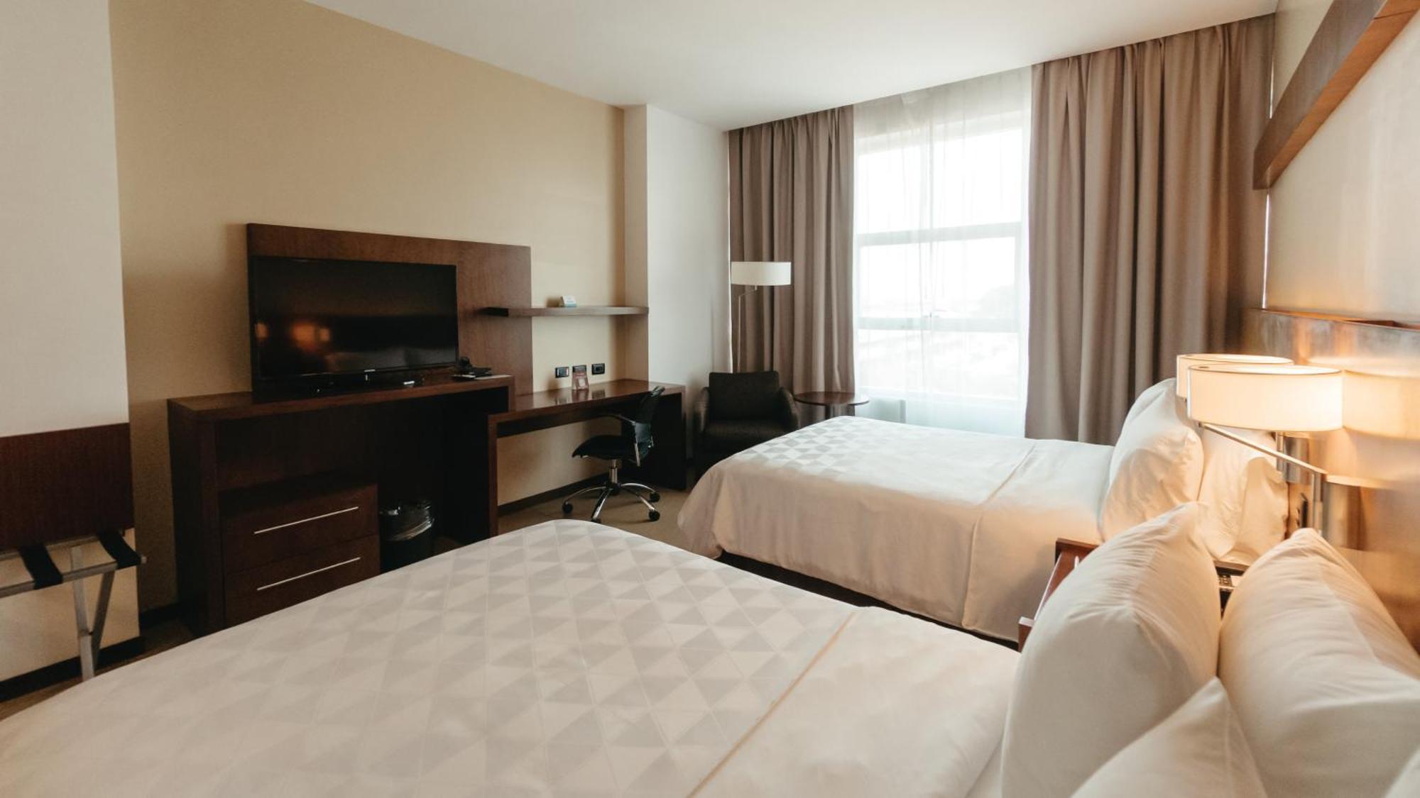 Holiday Inn Guayaquil Airport By Ihg Ngoại thất bức ảnh A typical guest room at the Hilton Garden Inn in San Francisco
