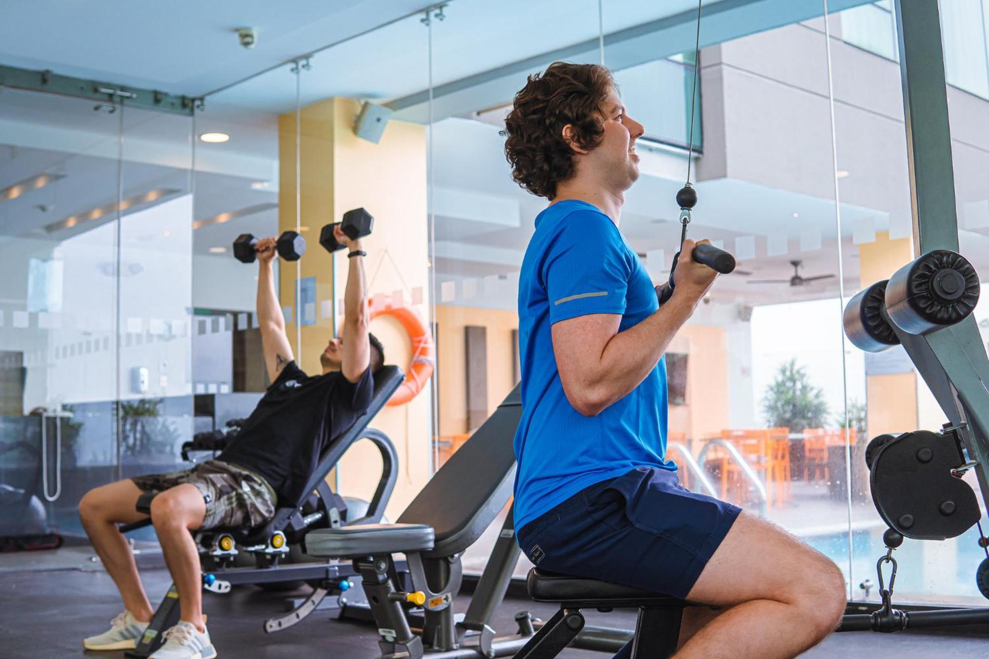 Holiday Inn Guayaquil Airport By Ihg Ngoại thất bức ảnh A seated dumbbell press