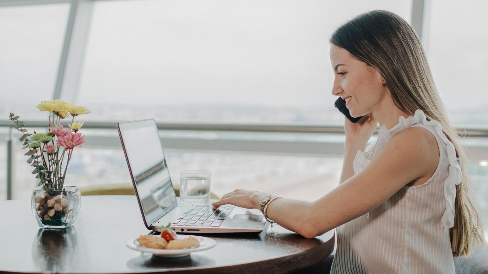 Holiday Inn Guayaquil Airport By Ihg Ngoại thất bức ảnh A woman working from home