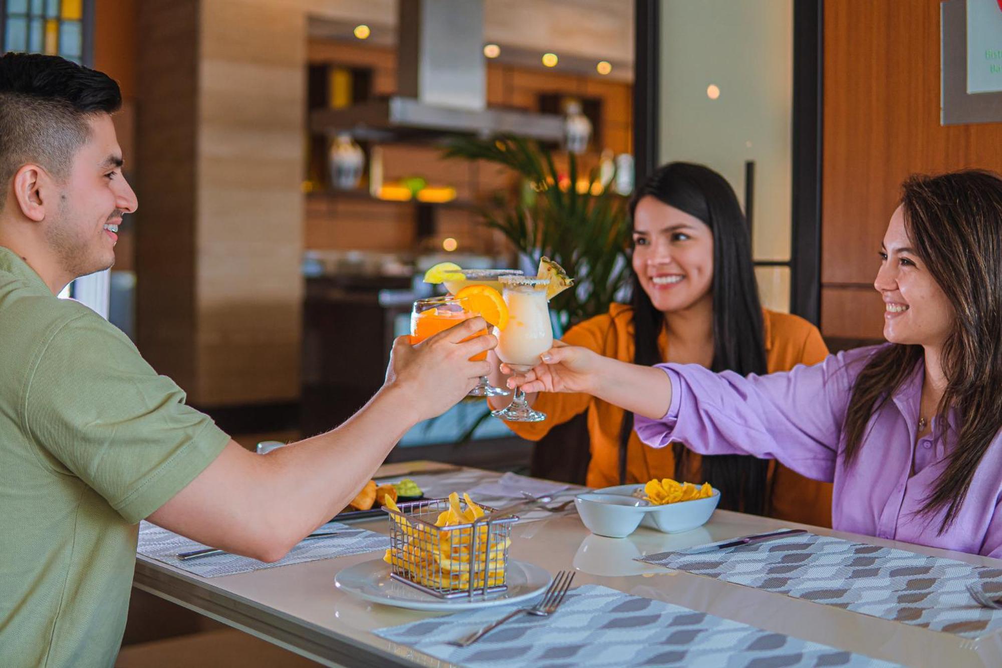Holiday Inn Guayaquil Airport By Ihg Ngoại thất bức ảnh A group of friends toasting with a margarita