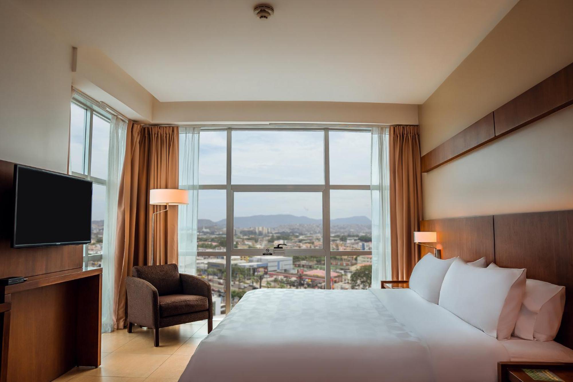 Holiday Inn Guayaquil Airport By Ihg Ngoại thất bức ảnh A bedroom at the Hilton Garden Inn in Tucson, Arizona
