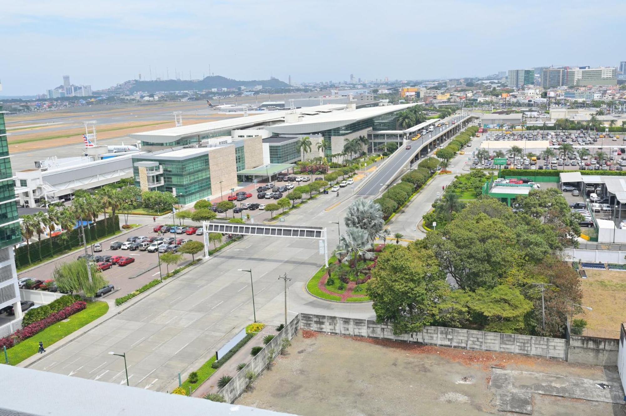 Holiday Inn Guayaquil Airport By Ihg Ngoại thất bức ảnh View of the airport