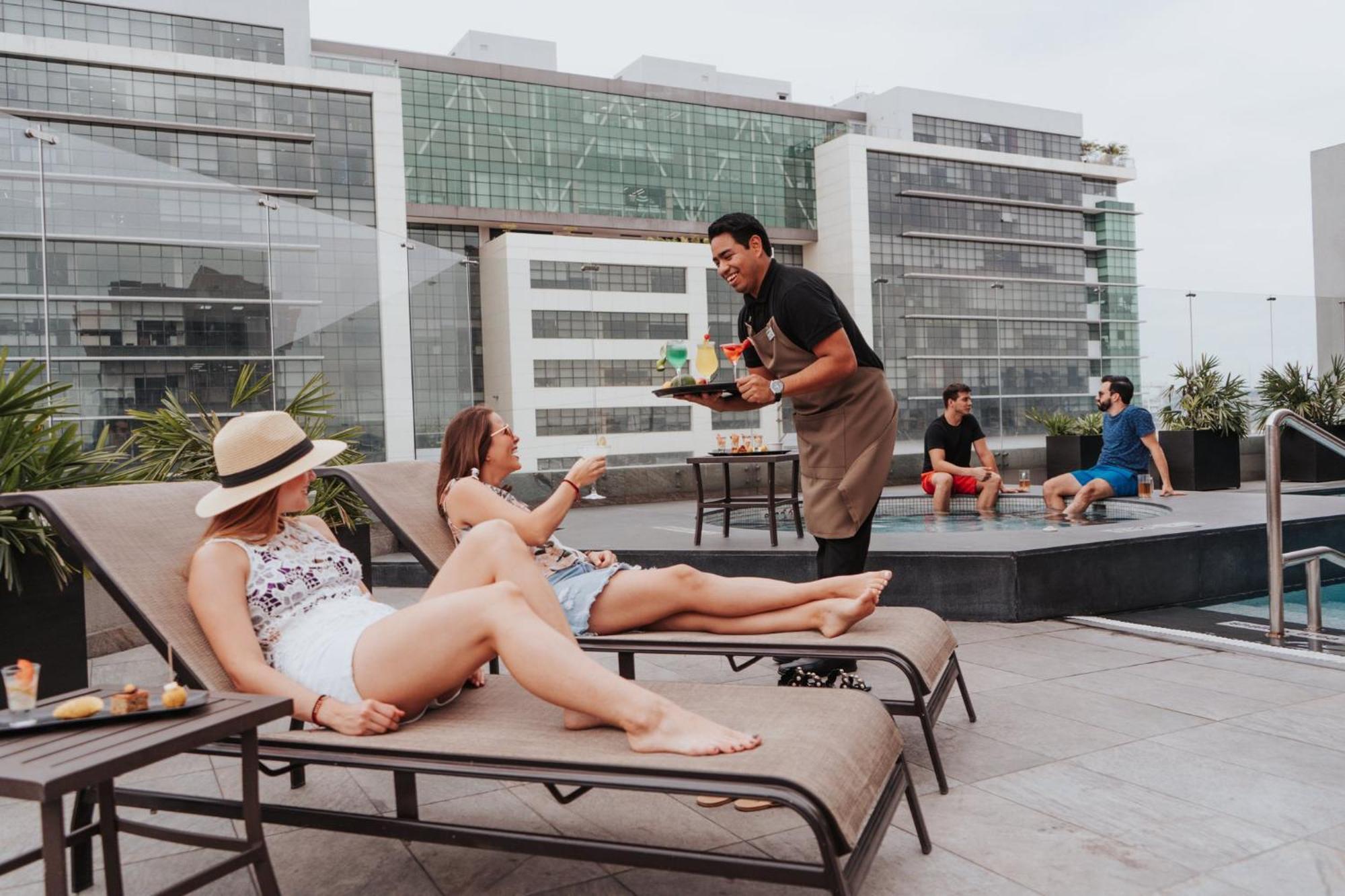 Holiday Inn Guayaquil Airport By Ihg Ngoại thất bức ảnh Rooftop pool at the hotel