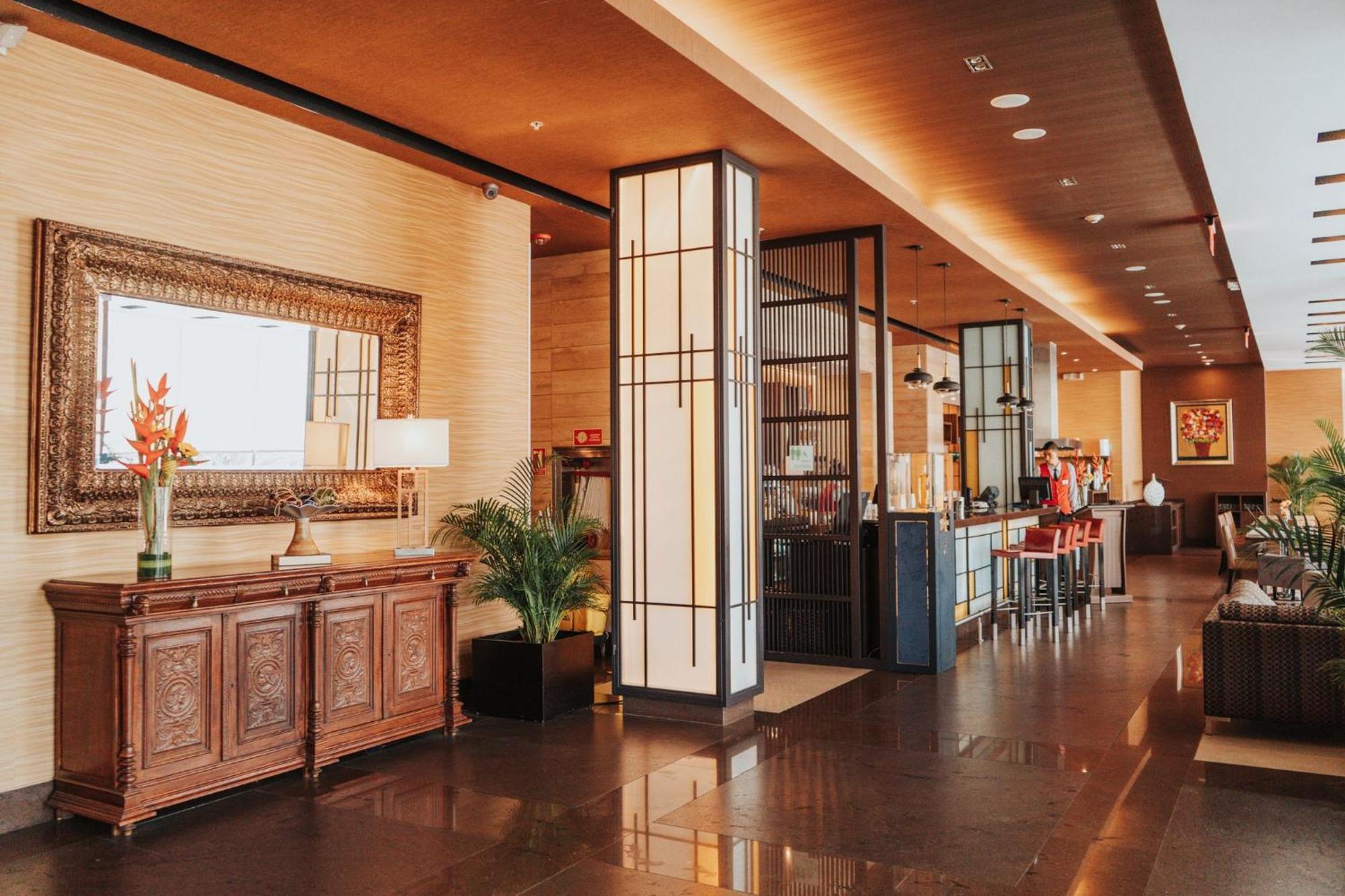 Holiday Inn Guayaquil Airport By Ihg Ngoại thất bức ảnh The interior of the lounge
