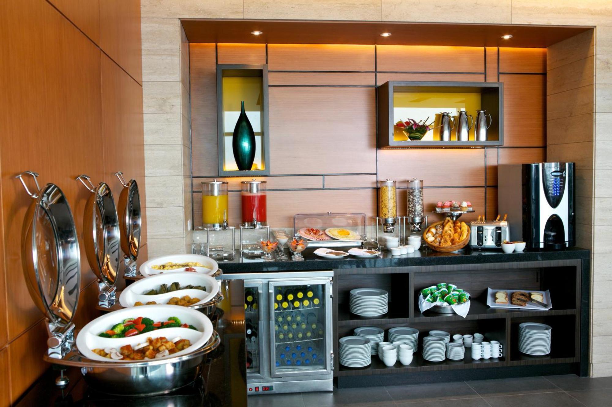 Holiday Inn Guayaquil Airport By Ihg Ngoại thất bức ảnh A buffet at a hotel