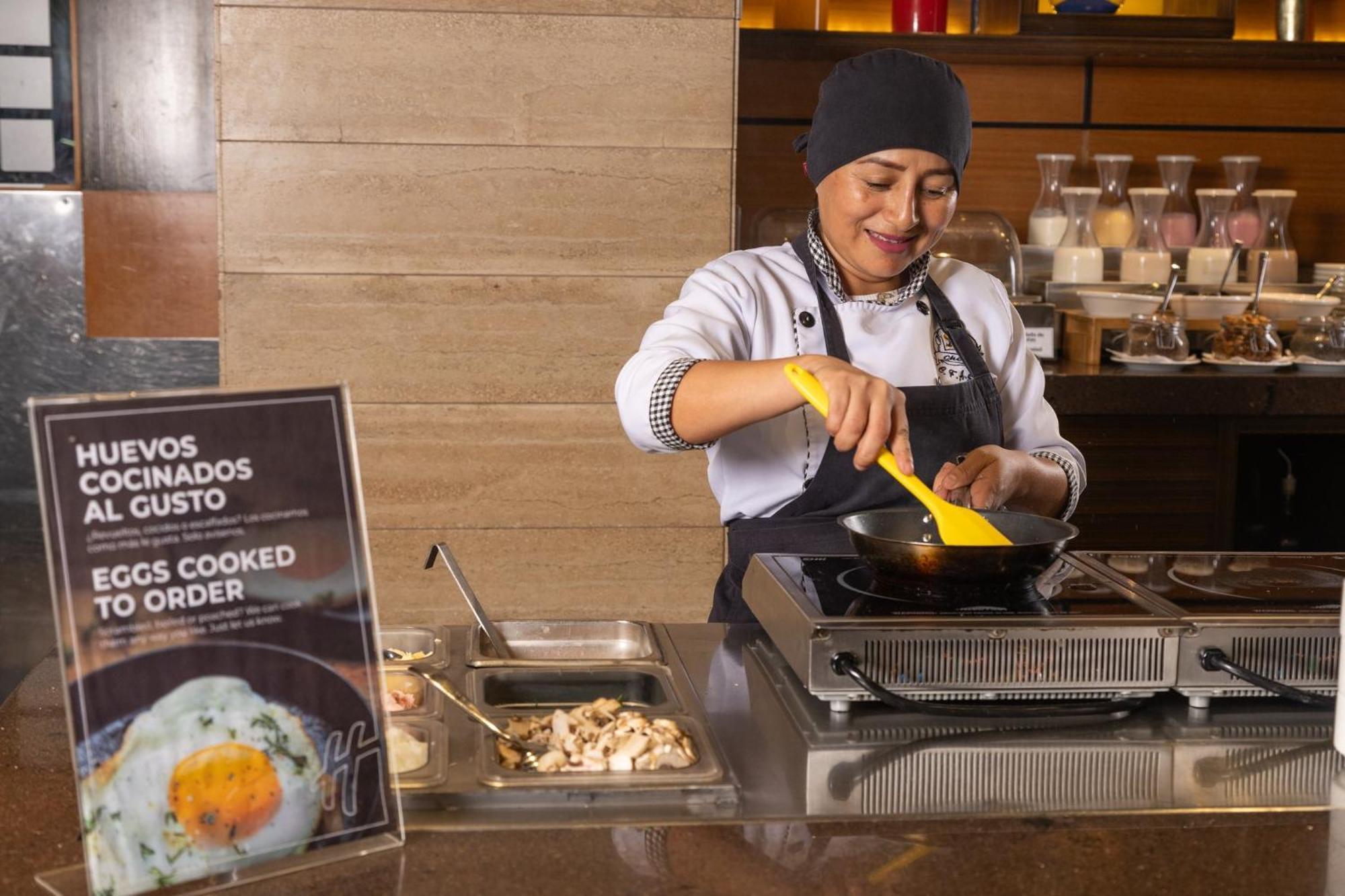 Holiday Inn Guayaquil Airport By Ihg Ngoại thất bức ảnh A woman cooking eggs