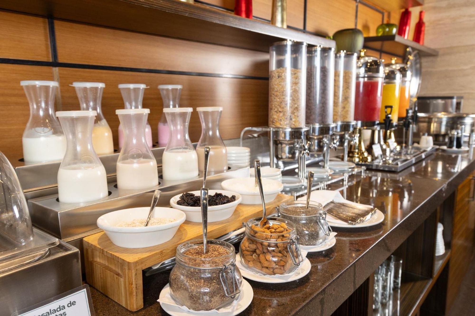Holiday Inn Guayaquil Airport By Ihg Ngoại thất bức ảnh A breakfast buffet