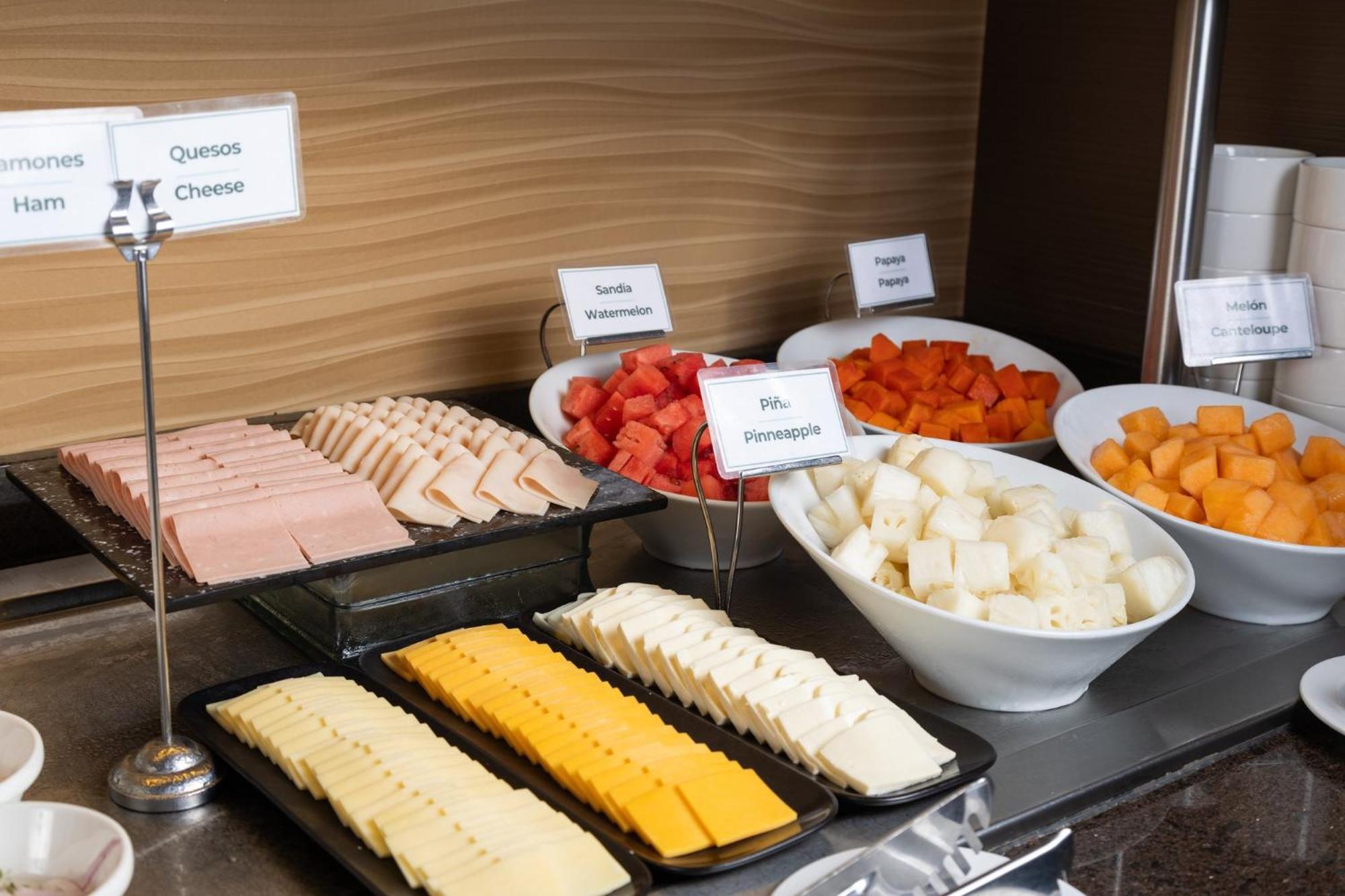 Holiday Inn Guayaquil Airport By Ihg Ngoại thất bức ảnh A selection of cheese at a buffet
