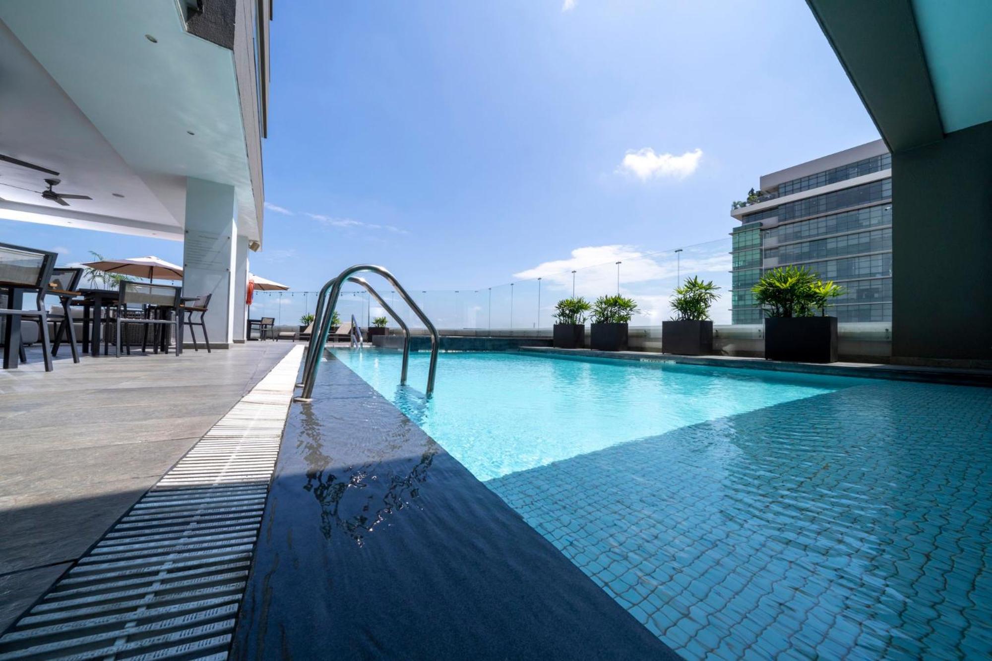 Holiday Inn Guayaquil Airport By Ihg Ngoại thất bức ảnh The swimming pool at the 33rd floor of the hotel